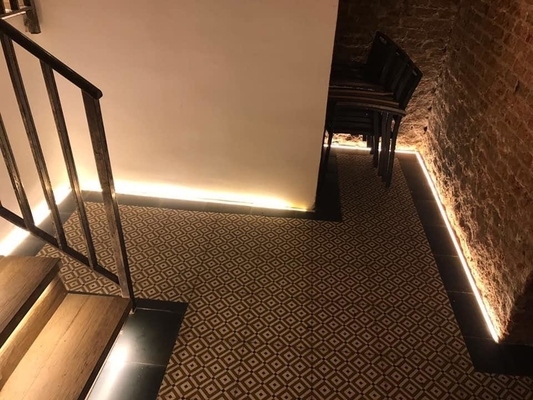 ライン乾式壁のアルミニウムProfilの放出チャネルのまわりを回るLED AluをつけるアルミニウムLEDの壁のプロフィール